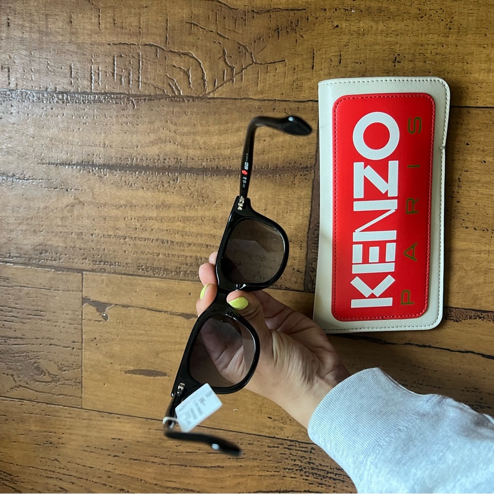 Kenzo black square
Sunglasses brand new with tags case and pouch included - Picture 2 of 6